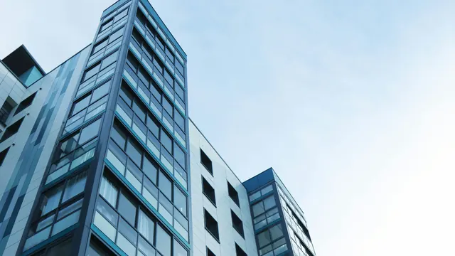 住宅大樓外觀，說明頂樓加蓋與違章建築購屋注意事項