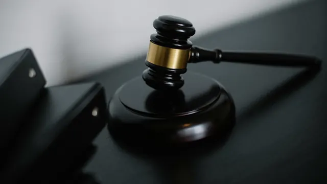 法槌與法律桌面，說明繼承財產應注意的法律問題