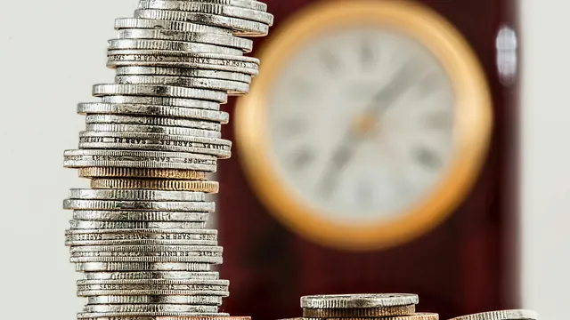 硬幣與時鐘，說明房貸利率調升後的資金規劃