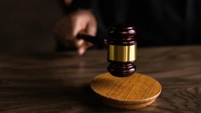 法槌與桌面文件，說明財產查封及凍結原因